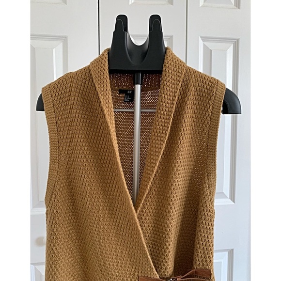H&M Sz XS Camel Knit Vest w/ Faux Leather Strap & Adjustable Metal Buckle - Picture 4 of 8